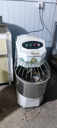 للبيع المكان بغداد الغزالية  عجاناة  خلاط 60L كاونتر وسنك وغيرها من أغ...