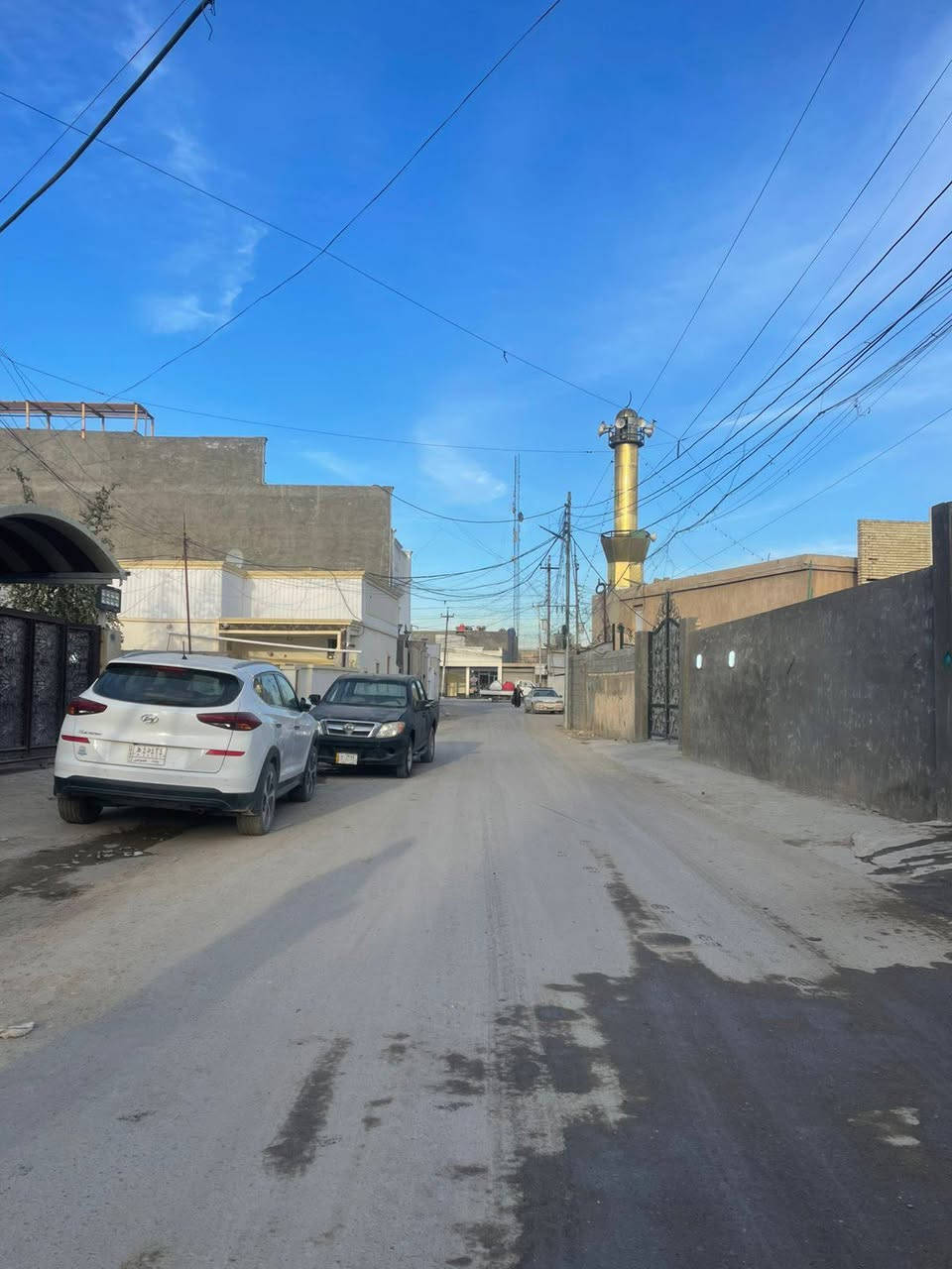 السلام عليكم دار عدد 2مساحة كل دار 200متر جبهة 5ونزال 40 يحتوي كل دار على 3غرف نوم مع حمام عدد 3 وكراج كبير بناءً طابوق سند 25باسم صاحب الدار 
بناء درجة اولى العنوان  الدوانم مجاور جامع الملك القدوس نهاية الشرطة الخامسة خلف منطقة الري قرب الإعلام والسيدية والبياع 
السعر 149مليون الدار الواحده 

الاتصال *********** ابو شهاب
