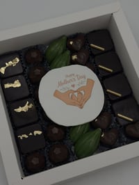 بوكس شوكولاتة • حشوات ومكسرات • توصيل بسماية