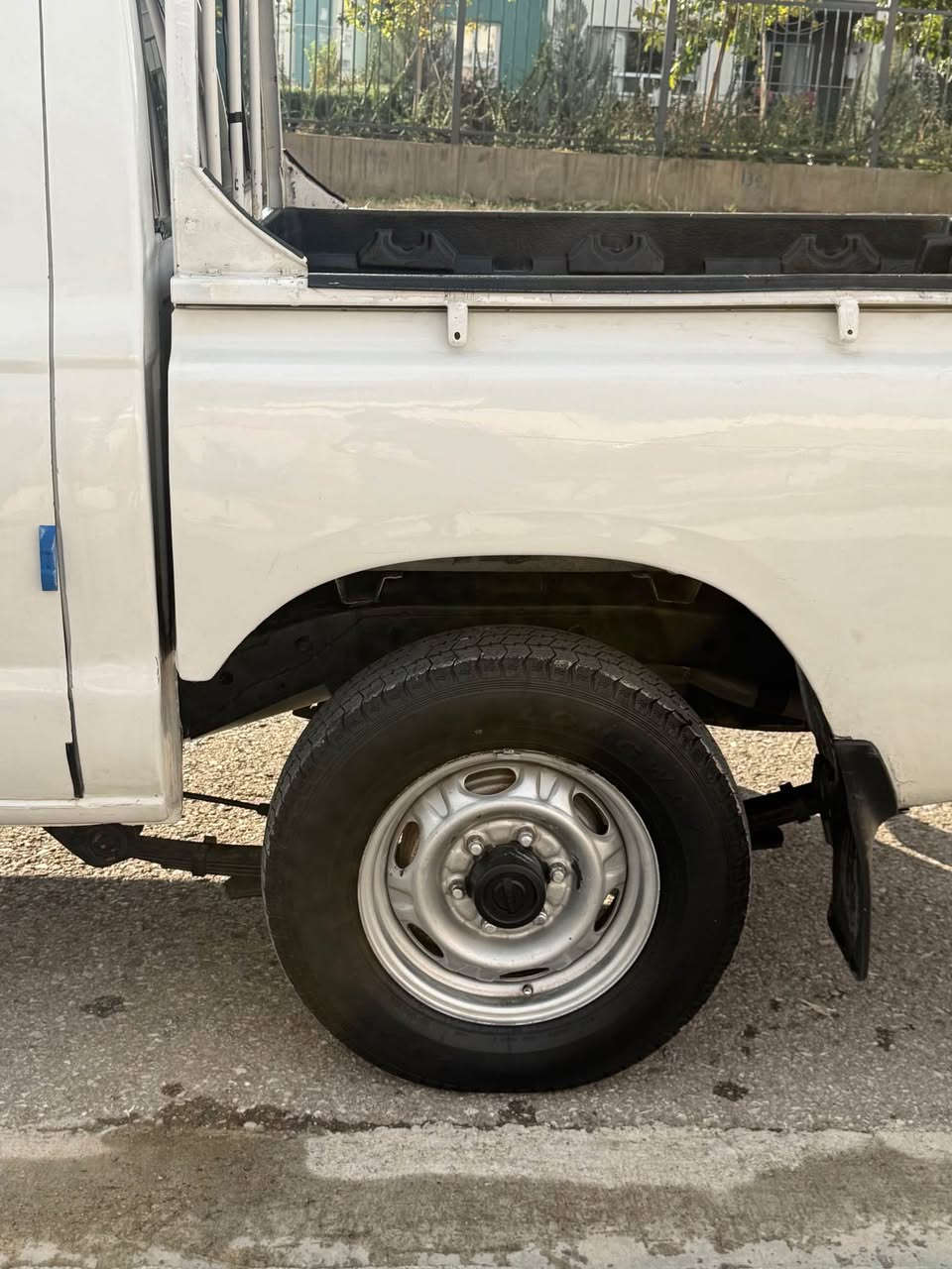 نيسان پيكاب ٢٠٠١ ئارم
حيزام بوياخ لەسەر كالبوونەوه كراوه سەقفو بونيتى بوياخ نييه
ته بريت بەس پاوەر نييه
سه يارەكه هه يكه لى جوان و پاك ماوەتەوه تايەى تازەى له ژێره دەعامى بو دەعامى به شەرت
تەقەو رەقەى هيج نييه
كامێرەى دواوه و پيشەوه. لايت ناو رەش و عەدەسه
ئەوەليات وغەرامه بەشەرت
شوێن. / سليمانى
٧٦$ مەعامەلە
ژ.م  /  *********** السليمانية, العراق
