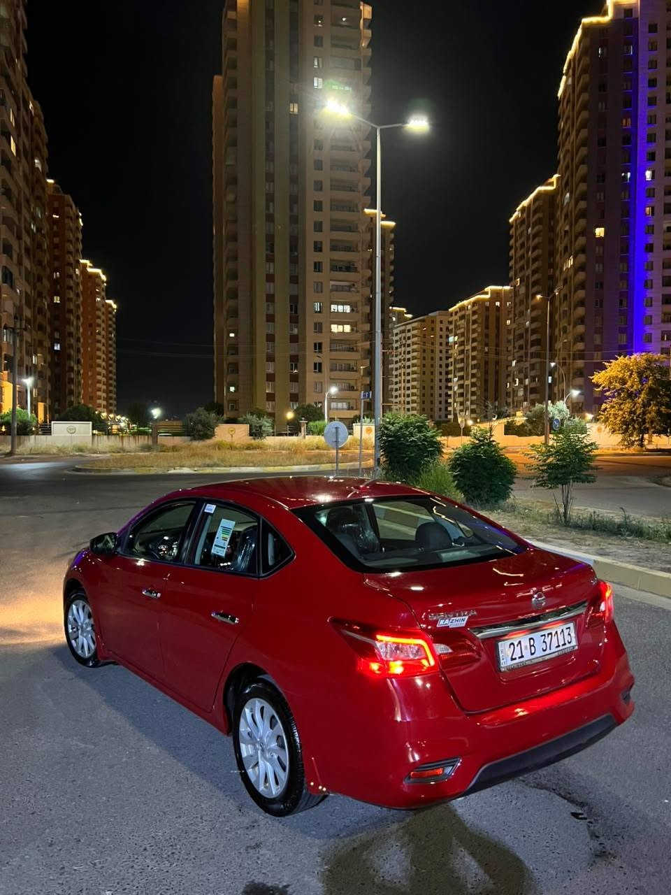 ## 🚗 بۆ فرۆشتن: نیسان سێنترا (Nissan Sentra 2018)
 * **مۆدێل:** 2018 (ئەمریکی)
 * **مۆدێل و مواسەفات:** SV (فوول مواسەفات)
 * **ڕۆیشتوو:** 62,000 هەزار کیلۆمەتر (حەقیقی)
 * **ڕەنگ و بۆیاخ:** تەنها دوو پارچە و نیو بۆیاخی هەیە.
 * **شانسی و بەدەن:** پێش و پشتی کەپسە (بێ کێشە).
### 🛠️ گرنگترین مواسەفاتەکان:
 * ڕادار
 * تەبرید لەمس
 * بەسمە و یەدە بەسمە
 * تەح دید سورعە (کروز کۆنتڕۆڵ)
 * سوکان ڤۆلیۆم
 * بێ تەقە و ڕەقە (بەشەرت)
 * تەحویل و غەرامە (بەشەرت)
 * **نیشتەجێبوون/شوێن:** هەولێر
 * **نرخ:** 93 وەرەقە ($9,300) و کەمێک مەجالی تێدایە.
📞 **بۆ پەیوەندی و زانیاری زیاتر:** *********** أربيل, العراق

