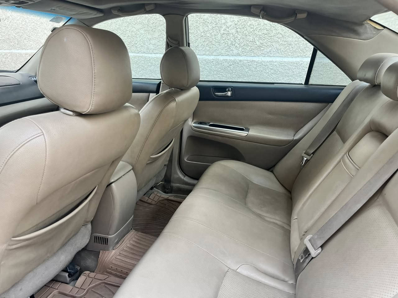 السلام عليكم
كامري ٢٠٠٦ 
محرك ٢٥٠٠
رقم ديالى مميز باسمي 
كاملة مابيهه كل نقص 
السعر ١١٥ وبيهه مجال 
المكان ديالى 
الهاتف ***********
