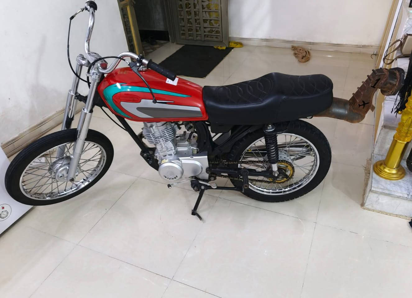 سلام عليكم دراجه للبيع اوراق شاصي 19 تعميره 25السعر 650 وبيه مجال للشراي ***********
