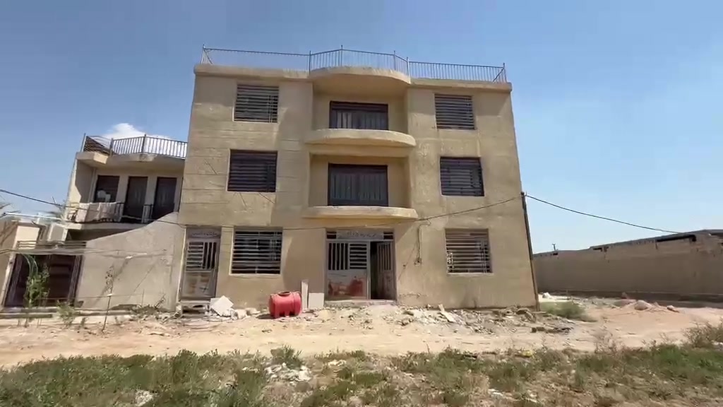 السلام عليكم بيت مساحة(320)متر 3 طوابق
بناء حديث (مسلح). وقف قادري  نظام شقق 
البيت كامل نقص بس (جام). العنوان (ورة بوابة بغداد)
السعر(140) مليون.      للاتصال⬇️
‏‭***********
