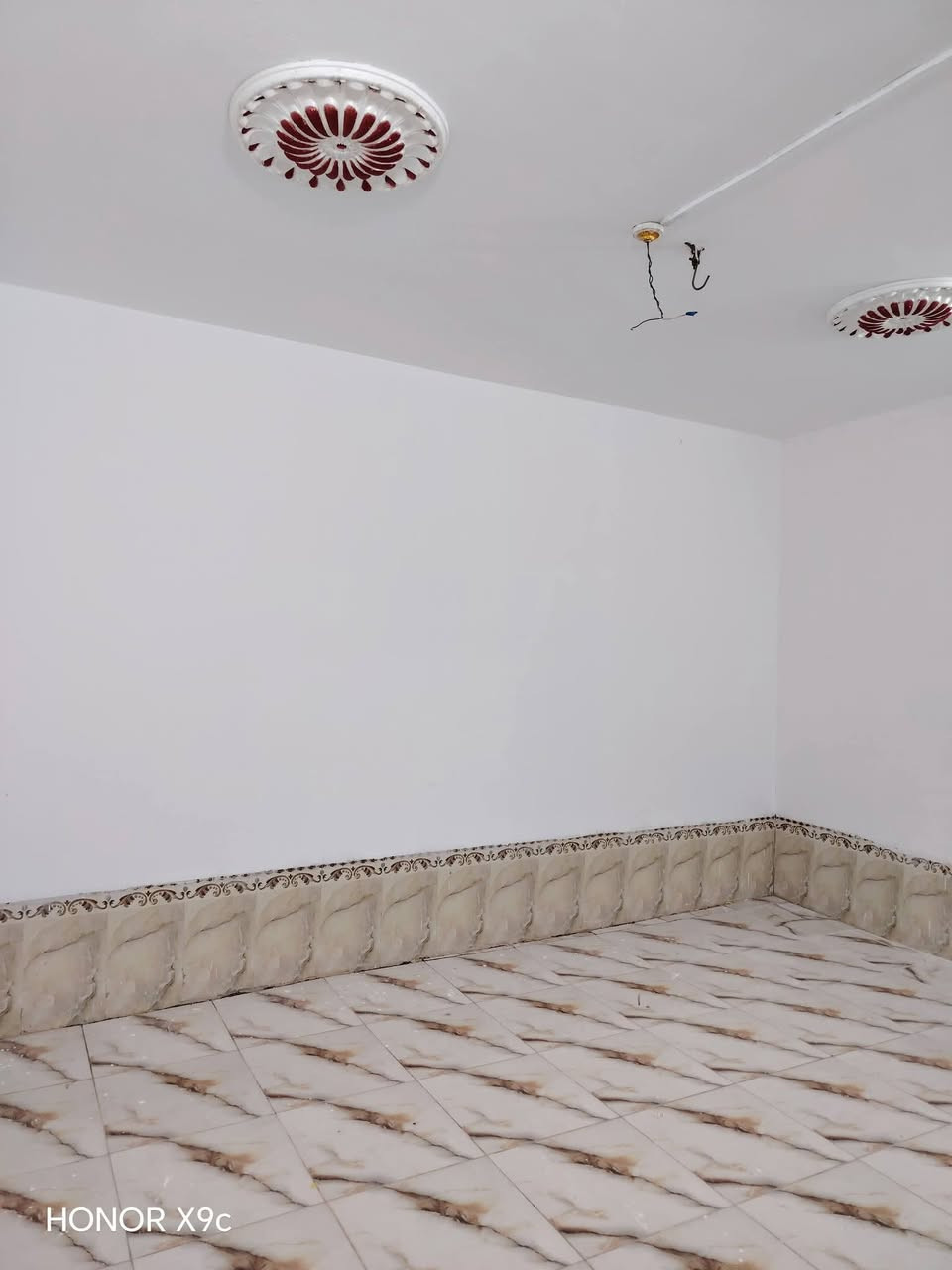 بيت زراعي بسديناويه قرب الدله
مساحه ١٥٠م

 غرفتين وصاله ومطبخ ودوانيه وحمامات داخليه وخارجه

 بيت جديد ونضيفه  فارغ حاليا جاهز للسكن

سعر مناسب جداََ جداََ جوه السوك 

***********
