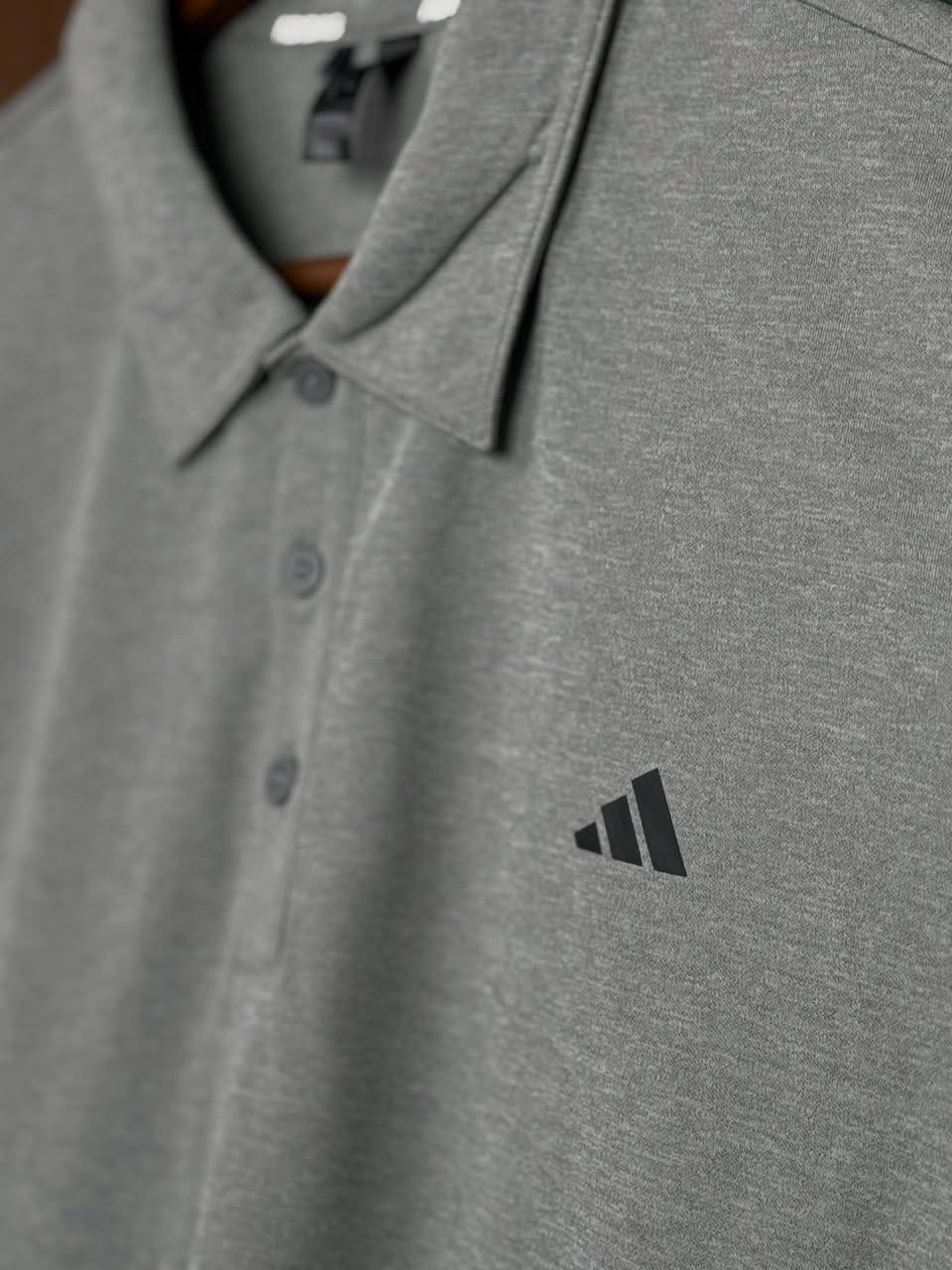 Adidas 
تيشيرت ياخة ماركة اديداس 
لون رصاصي 
خامة بوليستر ناعم 
خاصية امتصاص العرق 
ستايل كاجوال مناسب للاستخدام اليومي 
بلد الصنع : ڤيتنام
القياس : 2XL 
عرض الصدر : 72 سم
توصيل مجاني داخل بغداد وباقي محافظات العراق 🚚


**إذا كنت صاحب هذا الإعلان وتريد حذفه لأي سبب، رجاءا أرسل رسالة إلى الدعم الفني**