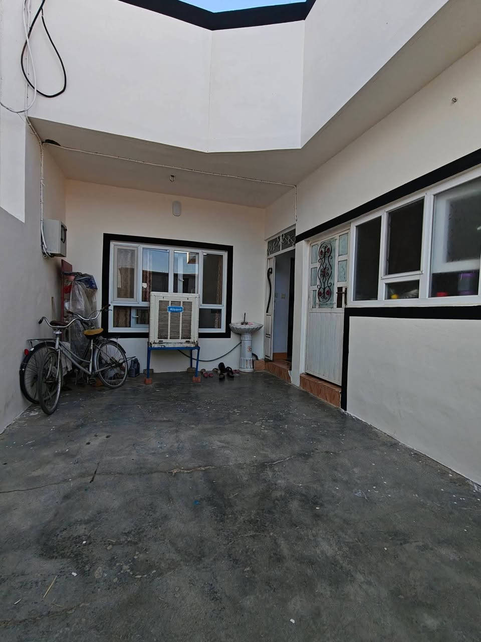 #دار للبيع 100متر مربع 10×10
#الموقع: حي العسكري 77 شارع 20 مقابيل المستوصف والجامع الجديد
#السعر:  80مليون 
#للأستفسار الاتصال بالرقم ***********
أو مراجعة فروع مكتب النسور 
#الفرع #الأول في حولي حي العسكري قرب قاعة بسطاملي
#الفرع #الثاني سايدين كوباني  عبور جسر النداء
