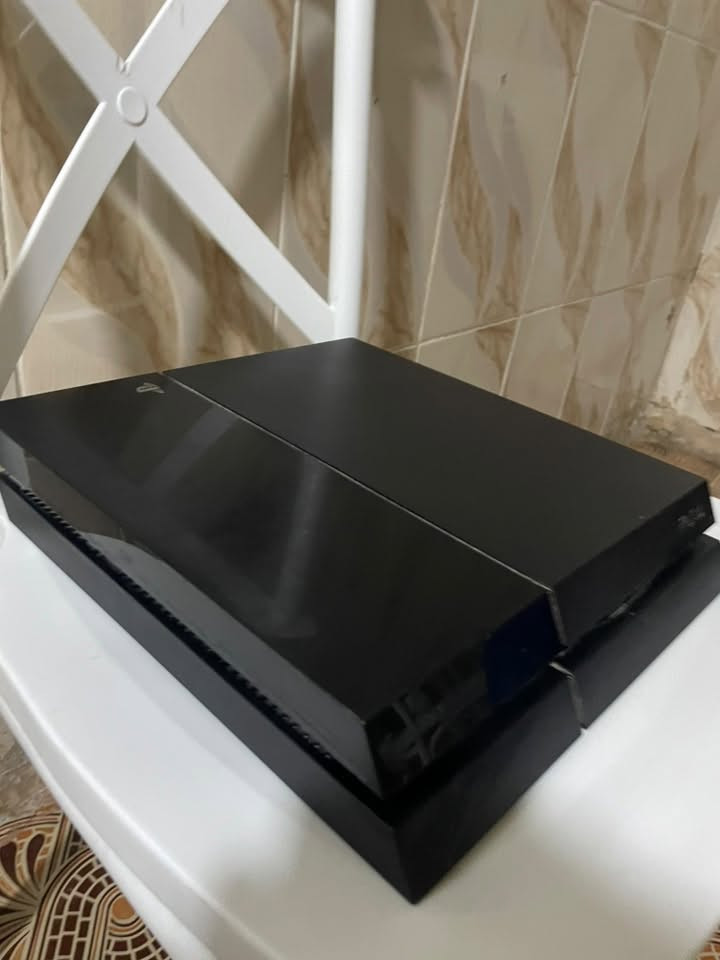 السلام عليكم

بلي 4 عدد اثنين 

الاول فات (عادي) 500G اونلاين مفتوح تنظيف مع ألعاب تنزيل فيفا 23 وmortal kombat وinjustice ويدة وحدة السعر 200 

الثاني سليم مهكر 1T يدة وحدة عدد ألعاب 7

Fc26

God of war ragnarok 

call of duty modern wafer 2

pes 2020 

GTA 5

WWE 2k23 

Spider-man 

السعر 330
***********
البيع فقط داخل الحلة
