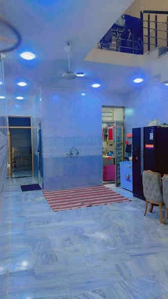 بيت للبيع في منطقة الشعب شارع الصحه بناء حديث درجه أولى  البناء يحتوي على استقبال ومطيخ حار ومطبخ بارد و٣غرف نوم وثلاثة حمامات وسطحان  قرب مرطبات تفاحه وقرب منظمة  بدر طابو صرف مساحه 100متر السعر٢٧٥مليون وبي مجال بسيط ***********
