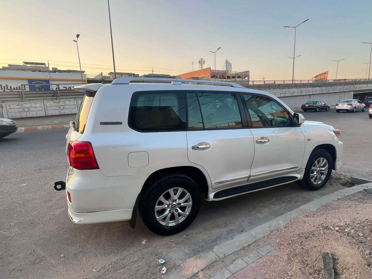 لاندكروز 2009 للبيع VXR
اعلى فئه مواصفات لكزز 
مكينه 8 سلندر
تحويل مباشر سياره باسمي 
بيها قطعتين جاملغ وباب عكس السايق بدون دواخل بدون ضربه 
سياره جاهزه نضيفه ادامه كامله كلشي ماناقصه 
مكان السياره فلوجه 
السعر 265ورقه 

للاستفسار 
***********
