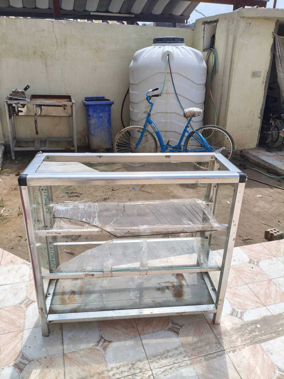 سلام عليكم عندي رفوف للبيع السعر خاص  الاتصال على الرقم *********** متوفر واتساب
