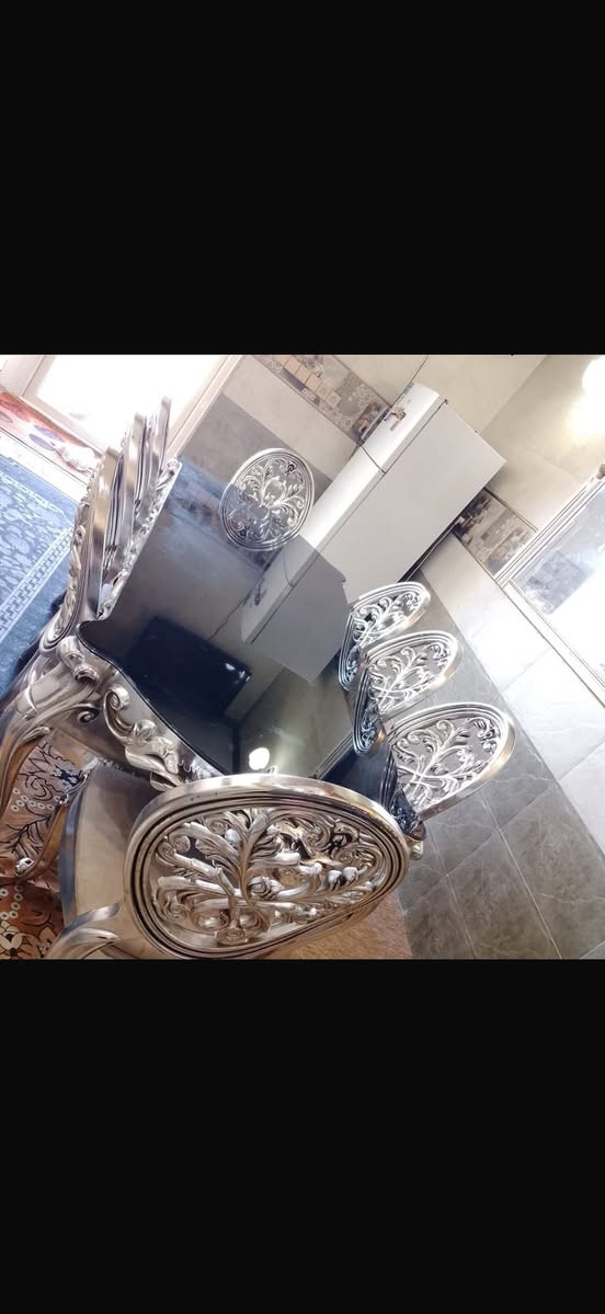 ميز طعام ٨ نفرات للبيع العنوان اربيل الشراي يتصل على الرقم *********** واتساب
