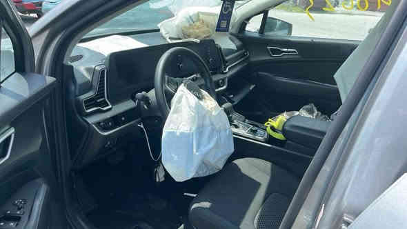 السلام عليكم 
للبيع فقط 
كيا سبورتج وارد امريكي موديل 2023
حادث حفيف فقط جاملغ ودعاميه مفتوحه 

نظيفه كلش ، ودخول جديد وترقيم شمالي قبل يومين ثبتو لوحاتها 

صور الحادث مرفوقه بالمنشور 

نص مواصفات ، 
تحكمات ستيرن 
شاشه ابل كار بلي 
مانع تزحلق 
رادارات اماميه وجانبيه 
اوتو هولد 
حساسات امامي وخلفي 
كاميرا دواره خلفيه 
خروج عن المسار 
قياده ذاتيه 

مكان السياره بغداد ، بغداد الجديده الشارع العام 
للاستفسار :-  ***********
السعر 17500 وبيها مجال
