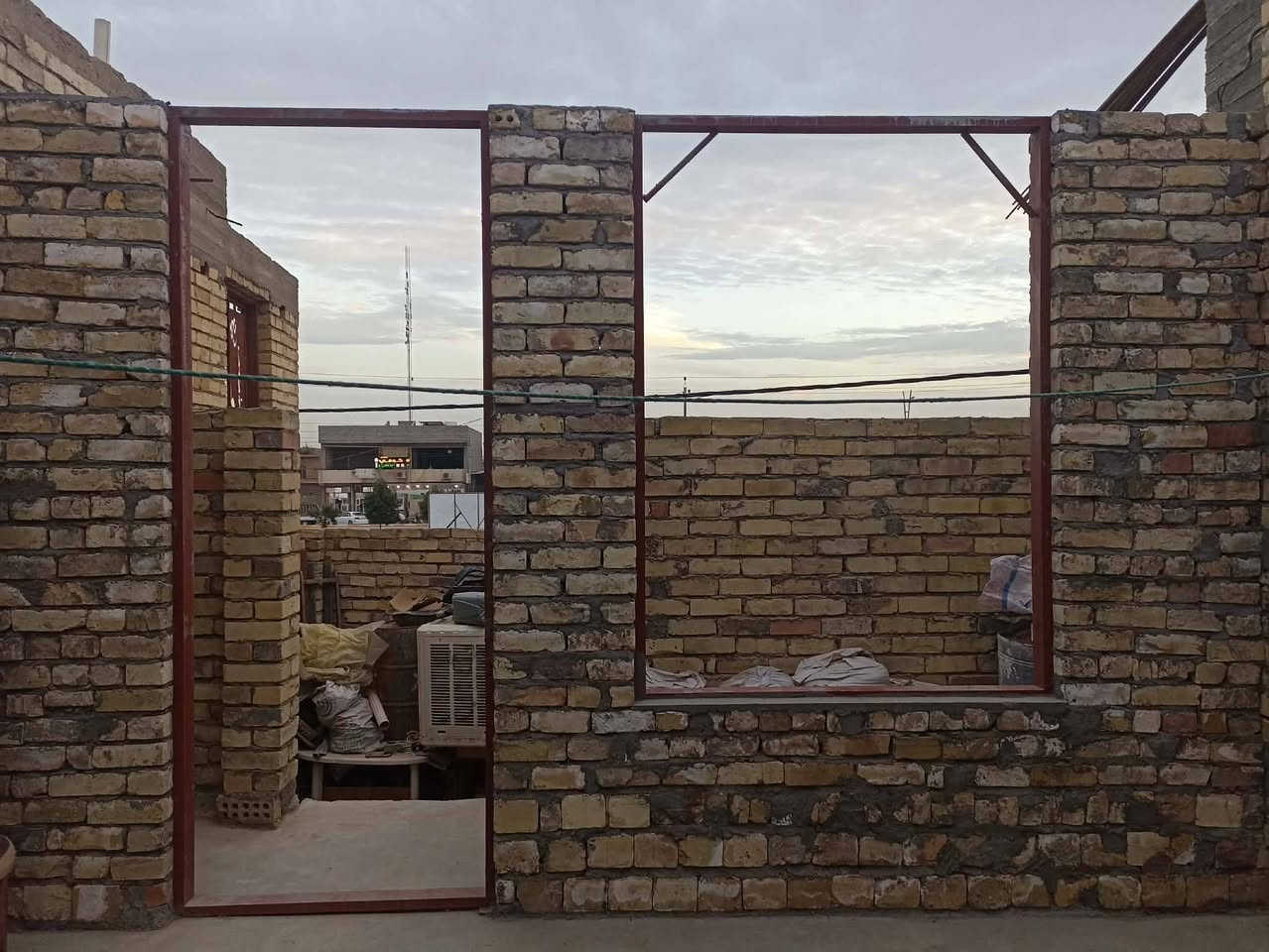 يوجد مشتمل مساحه 88 م طابو ملك صرف   في حي التأميم الثانيه   الشارع 15م كدامه حديقه مقبل على تبليط البناء طابوك
الطابق الارضي غرفه مطبخ وصاله وصحيات
الطابق الثاني 🏠 هيكل
مكلف بالنشر رقم صاحب المشتمل ***********
