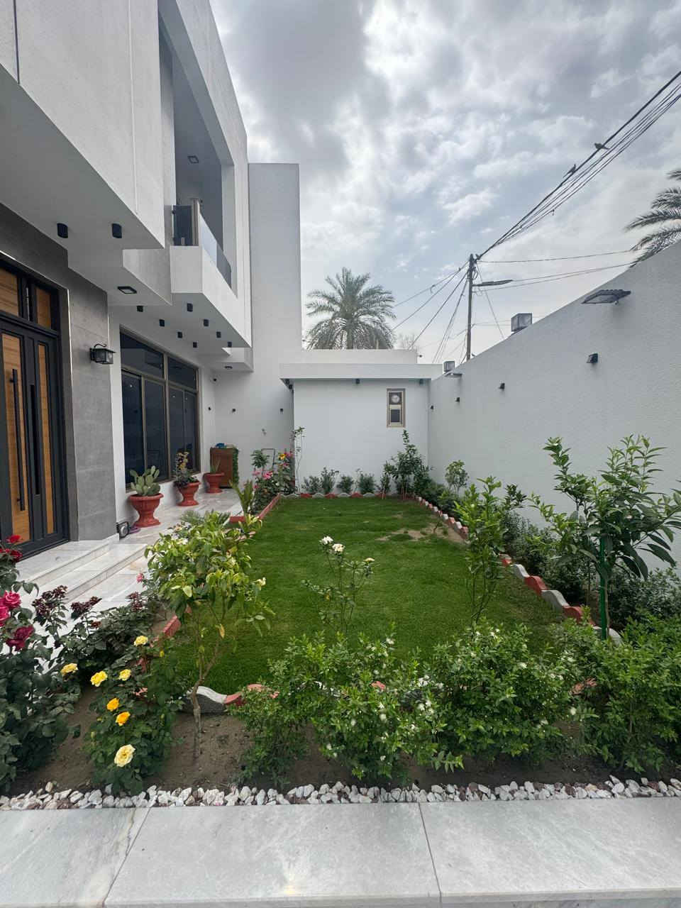 بيت للبيع حي الاسره مساحه ٤٢٥م بناء سنه ٢٠٢٥
٦غرف 
٢ صالة استقبال 
٦حمامات 
الاستفسار
مكتب العقاريون ***********
