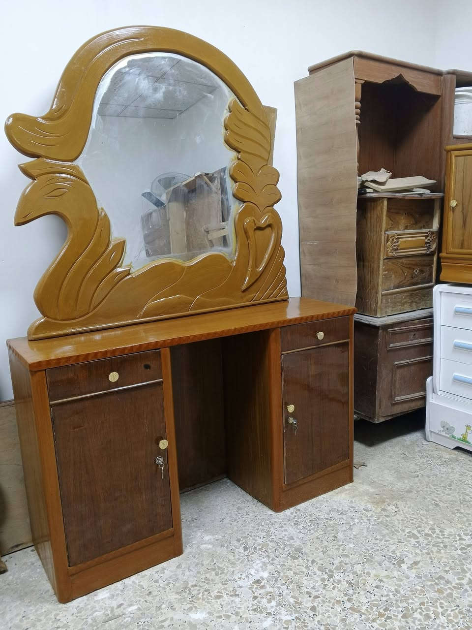 سلام عليكم كنتور ابو ثنين للبيع كامل صبغ قفاله يدات مرايه شغله عادي سعره 150 بي مجال للشراي  ميز مرايه تسكام كامل صبغ قفاله يدات مرايه سعره 75 هم بي مجال للشراي مكاني نجف حي مكرمه قرب مركز وفاء تواصل خاص او على رقم ***********
