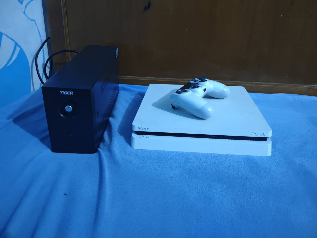 السلام عليكم
متوفر PS4 Slim مهكر إصدار 12.52 مع جميع الملحقات الأصلية:
يد تحكم (Joystick) أصلية واحدة
كيبل HDMI
كيبل شحن
كيبل طاقة
الكارتون 
ومعه UPS 850.
الجهاز نظيف جداً، لوك ستيكر الوكالة موجود، غير مفتوح، غير مصلح، وما بي أي عطل أو ضرر. يحتوي على مجموعة من الألعاب.
السعر مع الـ UPS: 315
السعر بدون الـ UPS: 295
للتواصل واتساب: ***********
