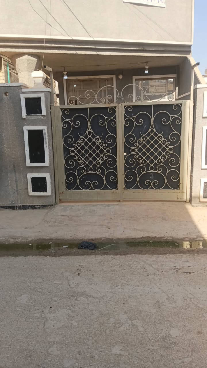 مساحه البيت 115متر
بيت كراج مدخلين للبيت 
خدمات خارجيه 
استقبال 5/3,500
حولي هول داخلي4/4,500
مطبخ من ضمنه خدمات 3/4
مطبخ حار 
غرفه نوم 4,500/4
ترك خلفي 1/4,500
البيت جاهز مع تطبيك سطح اشتايكر كامل البيت السعر 39 وبي مجال *********** قريب ابو عمار العزاوي وقريب  السده جبور
