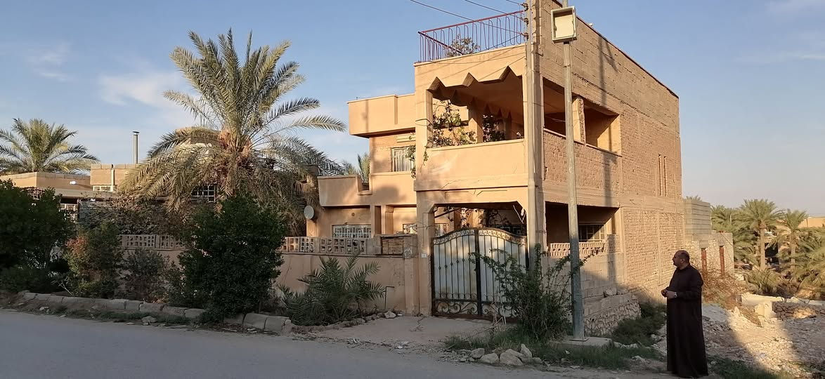 للبيع ...
دار : المساحة 256 متر بناء طابوق 
العنوان // حديثة الحي العسكري
الدار كما موضح بالصور
مكانه حلو 
شارع تجاري
محتويات الدار
الطابق الاول
ـــــــــــــــــــــــــــــ
استقبال
غرفة مقطوعه
موزع داخلي
مطبخ 
صحيات
الطابق الثاني 
ــــــــــــــــــــــــــــــــ
غرف عدد ( 2 ) 
صحيات
الاسطح عدد ( 2 )
شتايكر مماشي + بالكونه كبيرة مطله على الشارع العام
حديقة داخلية وخارجية 
السعر / 60 مليون 
للاستفسار : مراجعة المكتب او الاتصال على الارقام التالية ...
***********
***********
🌹🌹🌹🌹🌹🌹🌹
