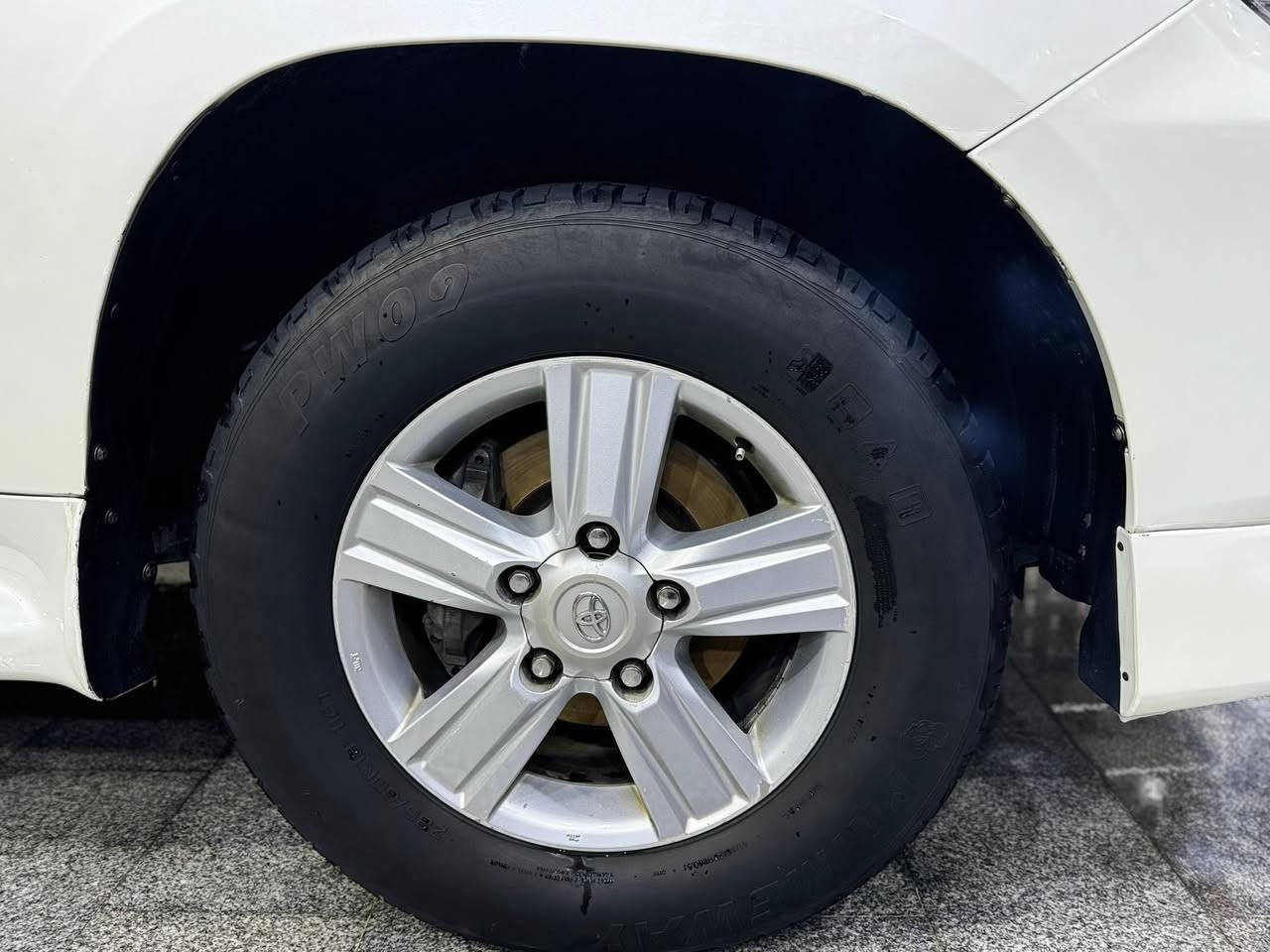 سلام عليكم 
اخوتي التعجبه سياره يشلع عيوني  وبخدمته 
وماعتقد اكو هيج سعر بهل نضافه
كفاله عامه✔️
لاندكروز GXR V6 
جكساره. مكينه ٦ سلندر
موديل.  2009  
رقم بصره.                                  سعر سياره: 8 8 2$ بيه مجال
كير ومحرك كفاله شرط من ابرغي
ممشه ٢٠٠كم
كفاله عامه سياره 
سيارهً فول مواصفات
٣ بصمات ثلاجه. وفتحه وشاشه وسيدي وشاشه بل سقف
وعليهه زنون.  يعمي الله شاهد. بشوف احله سياره جاهزه كلش

مكان ناصريه.     ***********
