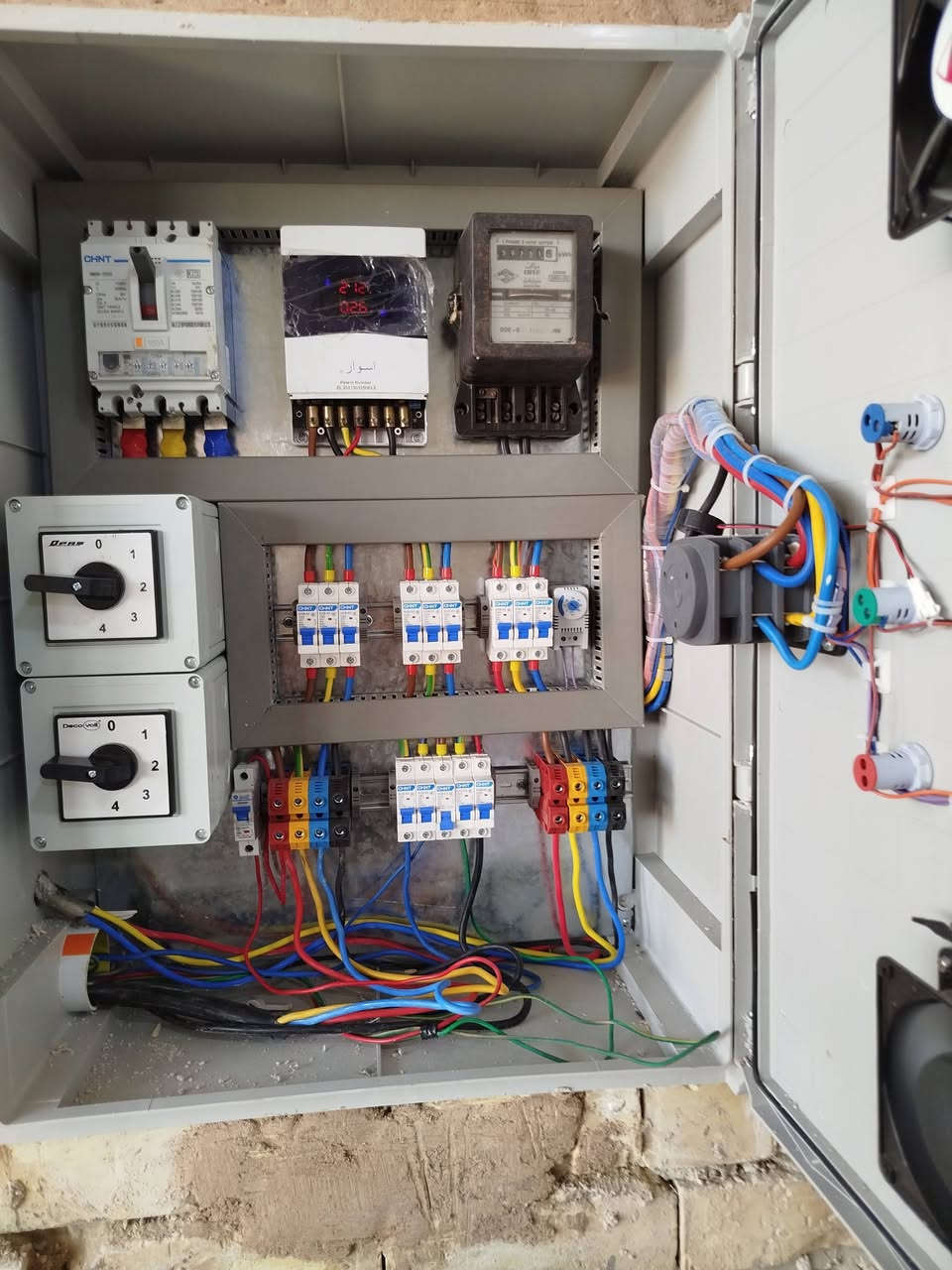 السلام عليكم تأسيس الكهرباء سيمنز بايب وعمل جميع البوردات صيانه حسب الطلب أبو أيهم الكهربائي *********** واتساب
