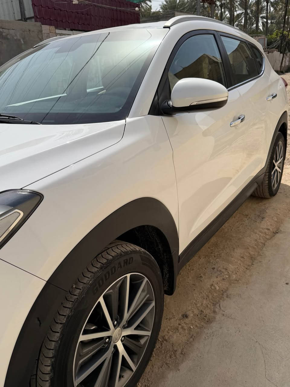 توسان موديل ٢٠١٧ خليجي 
رقم بغداد مواصفات الشركه العامه 
السعر ١٧٥$ وبيها مجال بسيط مكان بغداد
للاستفسار الاتصال على *********** بغداد, العراق
