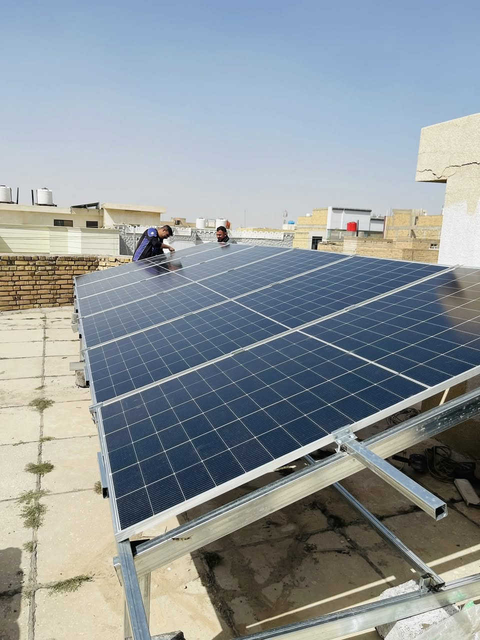 تم بحمد الله تنصيب منظومة طاقة شمسية في مدينة الناصرية ☀️

تتكون المنظومة من:
🔹 6 ألواح شمسية لونجي عالية الكفاءة
🔹 4 بطاريات تيوبلر 200A لعمر أطول وأداء أفضل
🔹 انفرتر 5KW لتشغيل الأجهزة المنزلية بكفاءة

منظومة بقدرة 10 أمبير مناسبة لتوفير كهرباء مستقرة وتقليل الاعتماد على المولدات. ⚡

📍 الموقع: الناصرية
للاستفسار أو الحجز راسلنا على الخاص او الاتصال على الرقم 
***********
