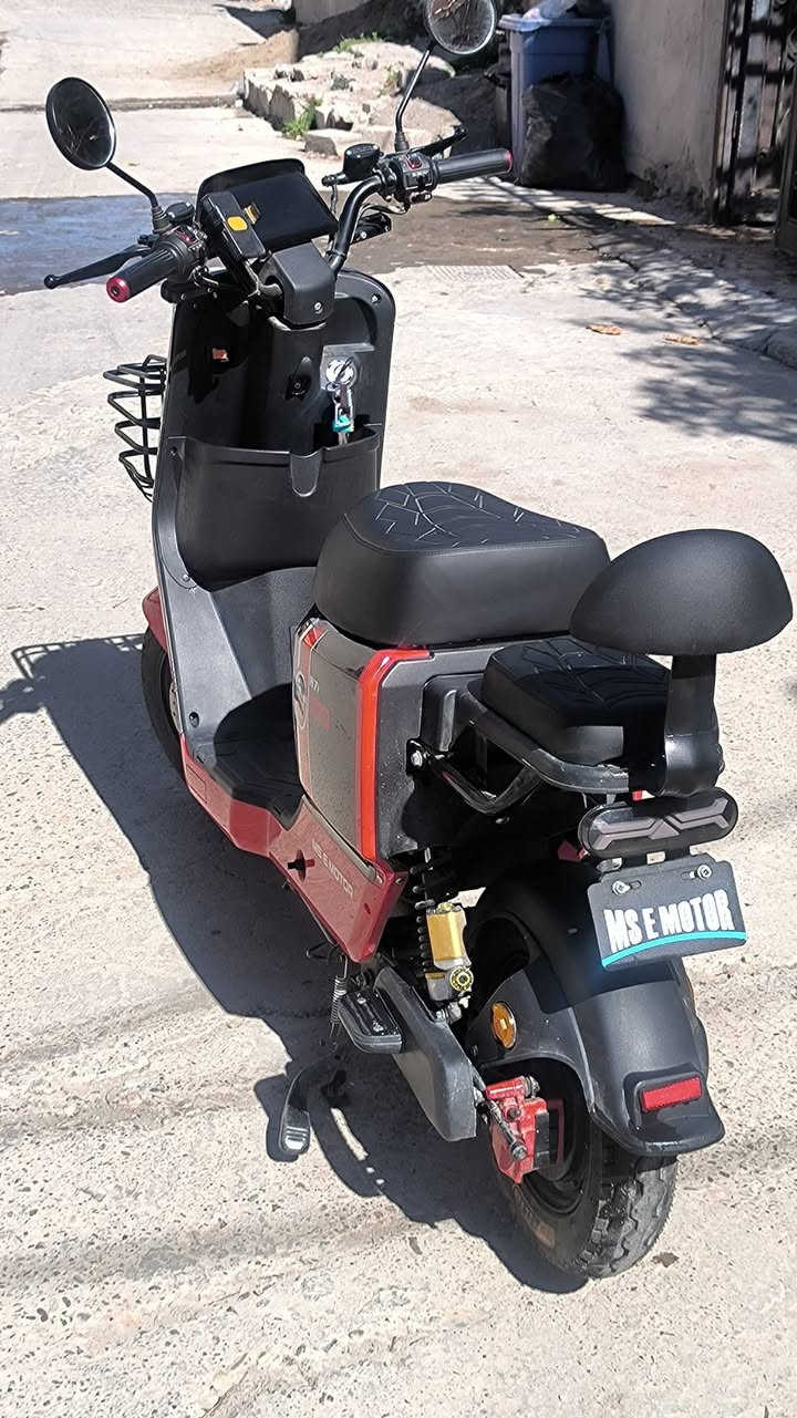 سلام عليكم
دراجة شحن R7 للبيع.
ماشية 3الف فقط 
ماركة WINLEE
لون اسود+احمر 
موديل 2025
عدد البطاريات=5حجم كبير.
ملف 2000 
تاير عريض+جوبلس.
شاحن تليفون موجود.
دسكات دبلات رياضي
سويج عدد2 + بصمة2.
تشغيل عن بعد..
شاشة حجم كبير/تقرة سرعة الممشى،كمية الشحن،الاعطال.
بيها ميزة قير الـP . ونظام R (البگ) نفس السيارات.
بيها نظام السيفتي 
بطارية بحالة متوسط 🔋
السعر 375الـف وبيها مجال بسيط  .(ملاحظة مو شراي رجاءً لاتراسل)
العنوان/ كركوك.
متواجد على الفيس


**إذا كنت صاحب هذا الإعلان وتريد حذفه لأي سبب، رجاءا أرسل رسالة إلى الدعم الفني**