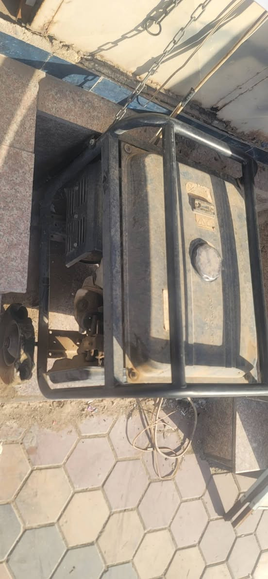 السلام عليكم،
متوفرة للبيع مولدة حجم 5 KV، 20 امبير صافي شكلها وحالتها الحالية موضحة بالكامل في الصورة المرفقة 
​📌 تفاصيل المولدة:
​الحجم: 5 KV.
​الحالة: مستعملة ومثل ما واضحة بالصورة.
​الملاحظات (للامانة): المولدة بيها خيط بسيط جداً (فقط في بداية التشغيل)، وبعدها تصفى وتشتغل بشكل طبيعي ومستقر وما يأثر على كفاءتها.
​المكان: الكوت داموك.
​السعر: ٢٥٠ الف .
​للي يدور شيء يمشي الشغل وبسعر مناسب، المولدة موجودة وجاهزة للمعينة والتجربة.
​للاستفسار، يرجى مراسلتي على الخاص أو الاتصال على الرقم:
***********
