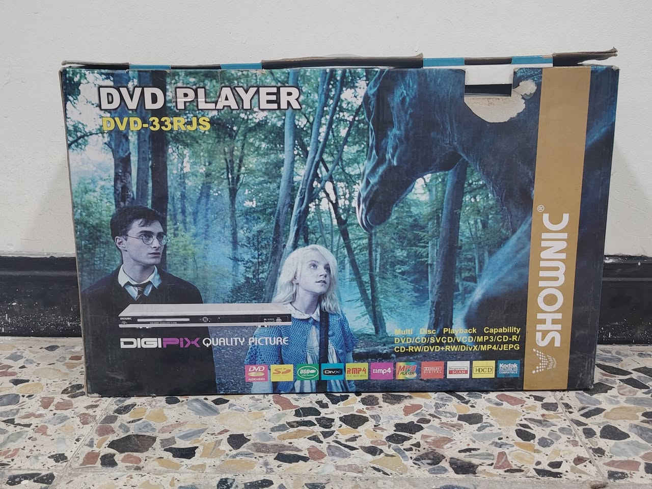 السلام عليكم 
عندي جهازين للبيع
1-DVD شونيك اصلي جديد غير مستعمل مع اغراضه الكامله اكرر غير مستعمل السعر 75,000 
2-جهاز JVC اصلي مع سماعات philips اصليات عدد 4 الجهاز مستعمل و شغال 100٪ يحتوي على منفذ mini dick و منفذ dick اعتيادي يشغل video/Audio  و شاشه تحكم كامله السعر 225 الف 
العنوان/بغداد الغزاليه 
هـ/***********
