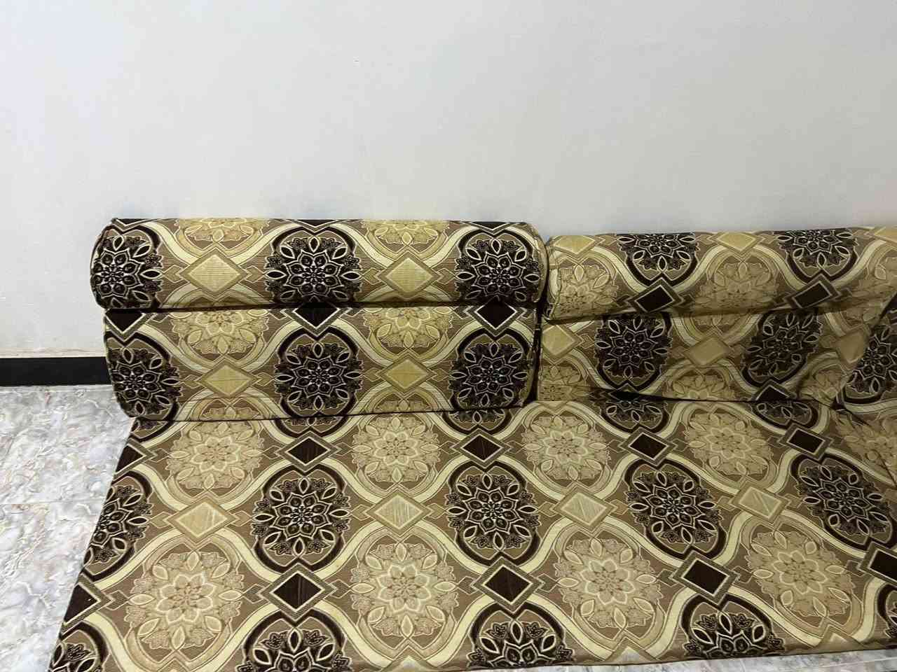 سلام عليكم كعده عربيه 16 متر زائد 6تجوات مكان بصره زبير سعر (350)  وبي مجال لتواصل*********** ترهم ديوان 6× 4
