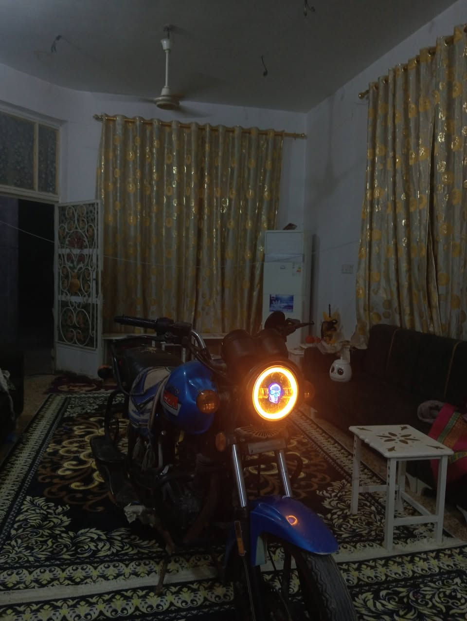 السلام عليكم دراجه للبيع 
المواصفات
محرك200
سويج سجينه
كتابه حمره
تشغيل عن بعد
مامفتوحه
اوراق اصولي
موديل20
السعر 1250
‏‪0777 276 7414‬‏
