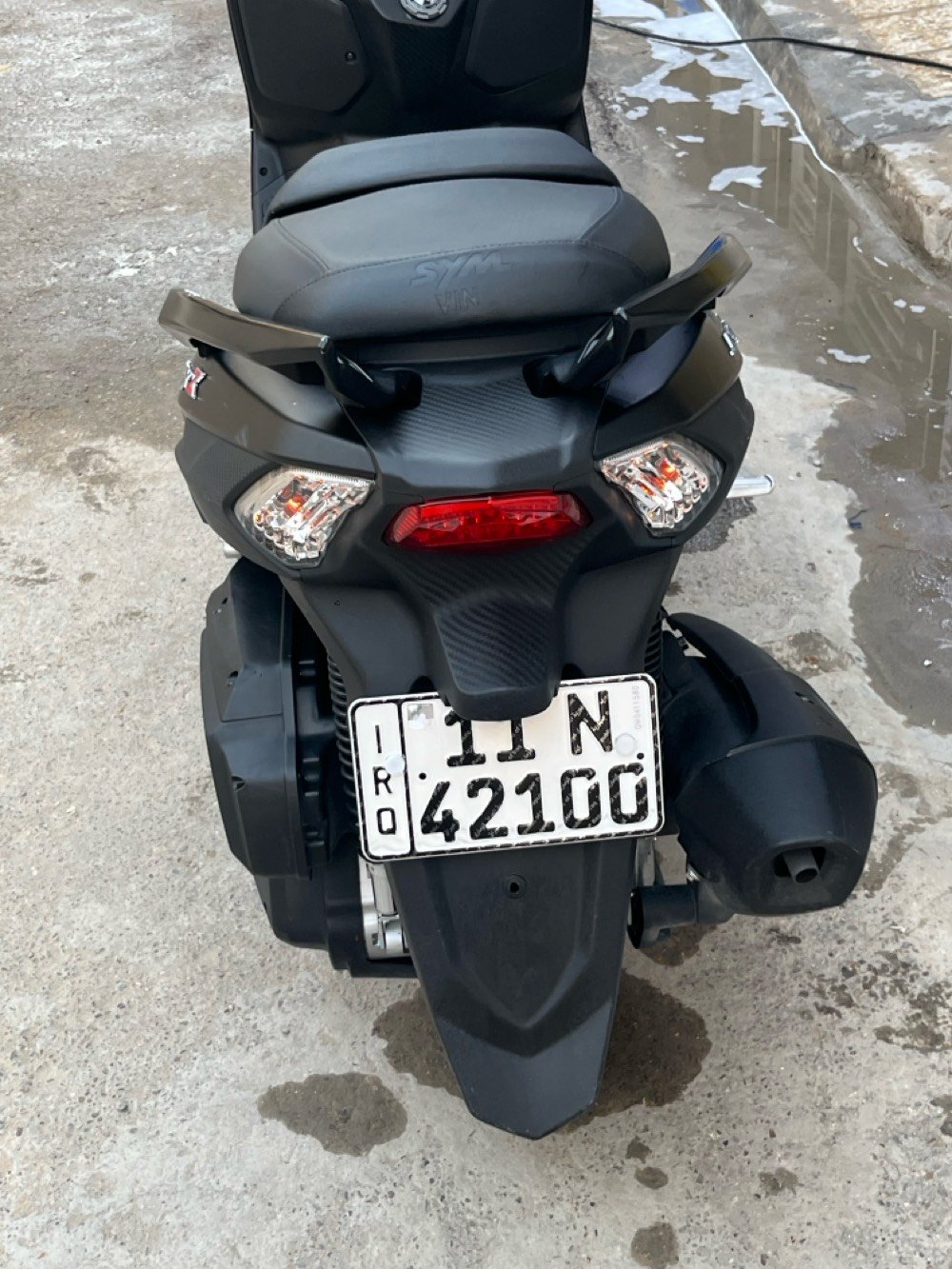 دراجة سيام  Sym Joymax Z
موصفات الدراجة👇
رقم بغداد مميز 41200
اللون اسود طافي (Mat)
فايبر كاربون 
ماشية 7000
محرك 300cc
صندوق كبير وجك هيدروليك 
بريك امامي وخلفي Aps
لايت زنون ابيض عالي ناصي 
استاند حساس
مانع انزلاق 
مكفولة كفالة عامة محرك وكفرات واشاير ودبل اشارة 
العنوان:-بغداد-الطوبجي-حي السلام