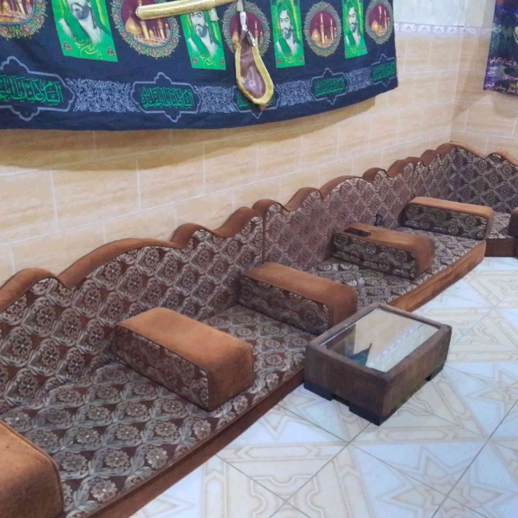 ديوان ارضي ((21مقعد))مع ثلاث طبلات ارضيه
نظيف 95% للاستفسار الاتصال بالرقم 

((***********))

