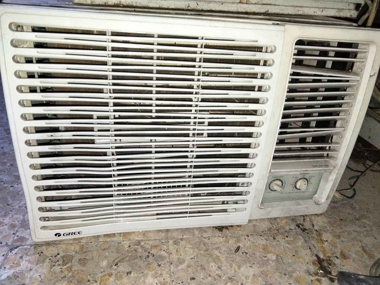 السلام عليكم مجموعه مكيفات عدد اربعه للبيع عل فحص الحجم طنين نوعهن جنرال كري فالكون بريمير للاستفسار الاتصال ***********
