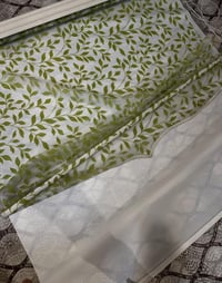 ستارة رول بنقشة أوراق – جديدة 📏 المقاس: 1.5 متر عرض × 3 أمتار طول 🪟 سك...