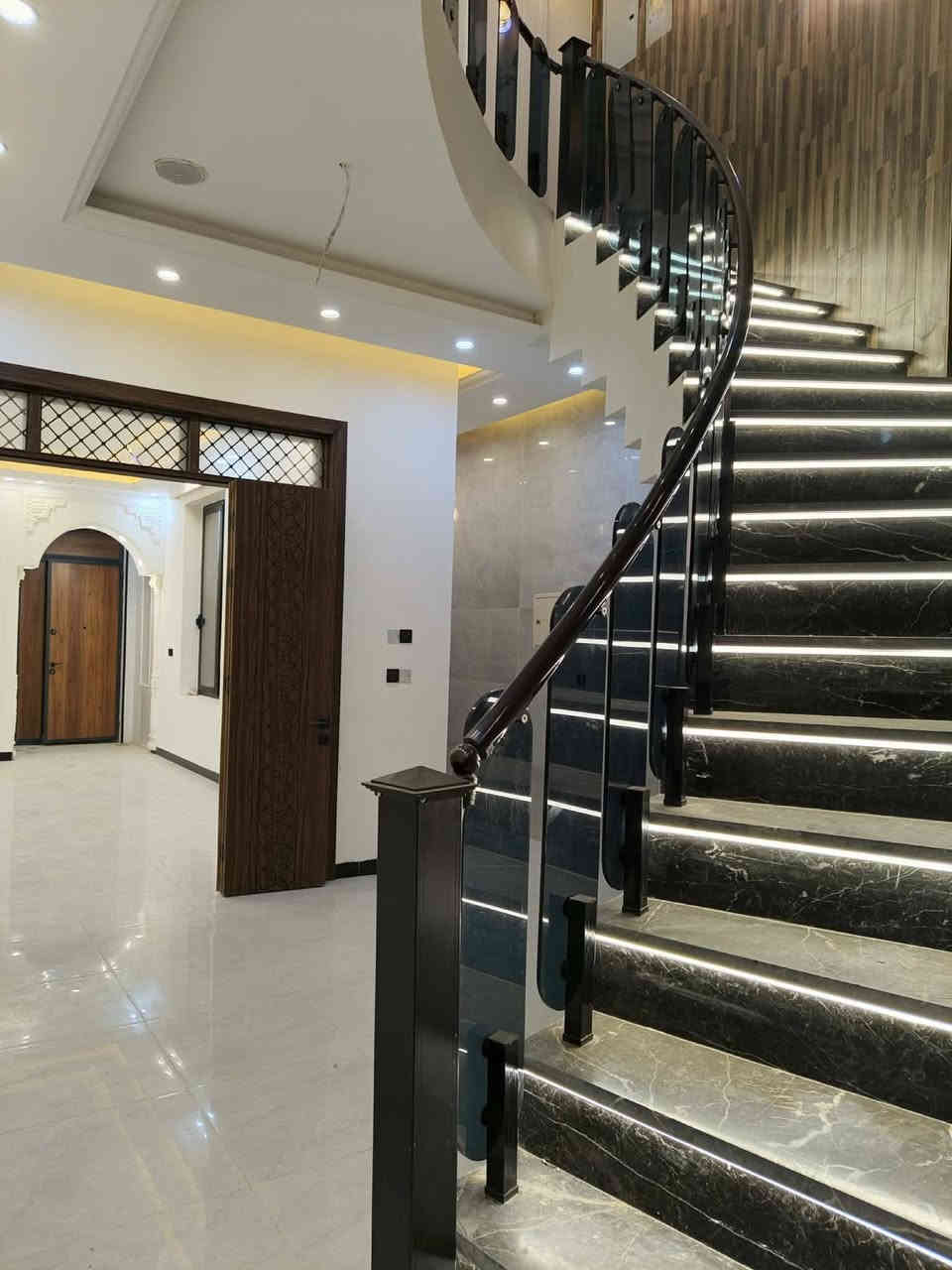 � للبيع بيت VIP – حي كندة
▫️ المساحة: 110 متر
▫️ الواجهة: 5 متر
▫️ النزال: 22 متر
▫️ عدد الطوابق: 3 طوابق
▫️ البناء: 2025
▫️ غير مسكون – بناء موديل تركي درجة اولى 

🔁 يُقبل المراوس بعرصة تجارية

📞 للاستفسار: ***********
