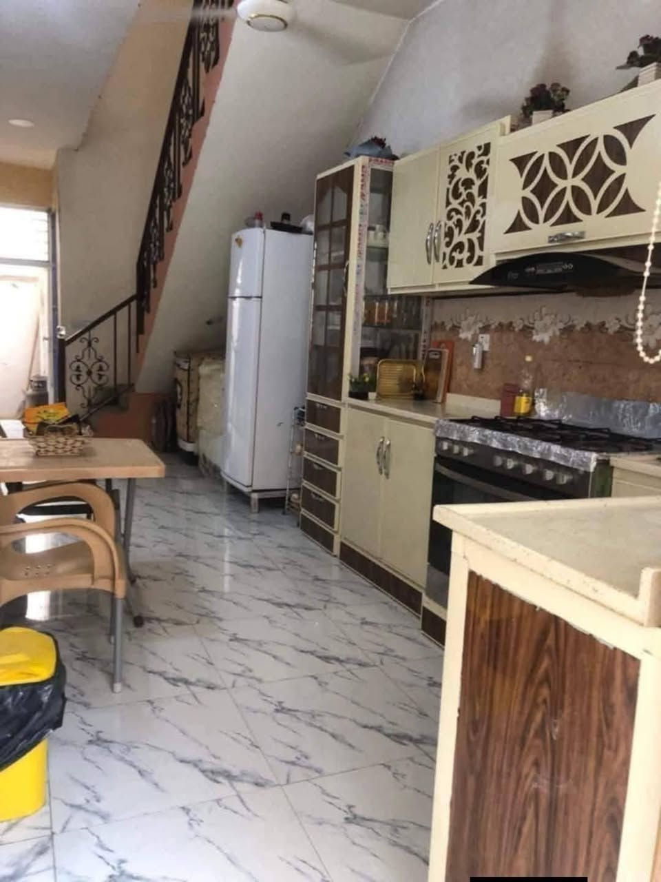 البيت البيع طابقين مساحة 100 متر ( واجهه 7 نزال 15 ) 
العنوان بعقوبة 7 نيسان خلف كليه التربية اساسية مباشر..
الطابق الاول : مطبخ واستقبال وصالة وغرفة نوم مع صحيات داخليه وخارجيه الطابق الثاني : غرفتين 2 نوم مع صاله وصحيات مع بيوتنه البيت كأن مأجر ب 500 الف يرهم مراوس بقطعه ارض حسب المكان... بسعر مناسب جداً 
استفسار ***********
