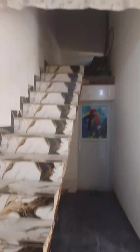 الدار للبيع المساحه 100 متر مربع ركن الموقع مقابيل رأس شارع المطار لقديم يبعد عن شرع العام 400 متر‏‪***********‬‏
