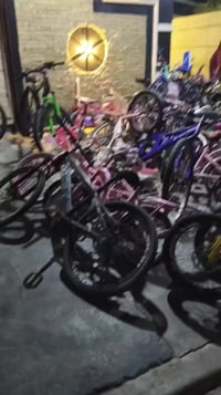 وصول حاويه دراجات هوائيه  الى بغداد العامريه إلى ورشه عالم الدراجات ال...