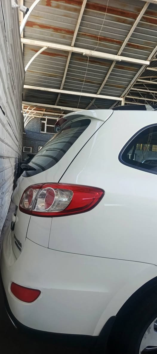 السلام عليكم
سنتافيه 
2012
الون :ابيض 🤍
محرك :6سلندر مفتوح نص مكينه وحالياً مكينه خير من الله 
خليجيه 
بدون قطره صبغ 
رقم بغداد انكليزي باسمي 
بدون بارد بدون شخوط 
مواصفاتها معروفه 
شاشه 
تحكمات ستيرن
قطعتين تبريد 
مري كهرباء وشاير بل مري 
وبعد مواصفات السنتافيه المعروفه 
للاسفسار اكثر 
اتصل :***********
