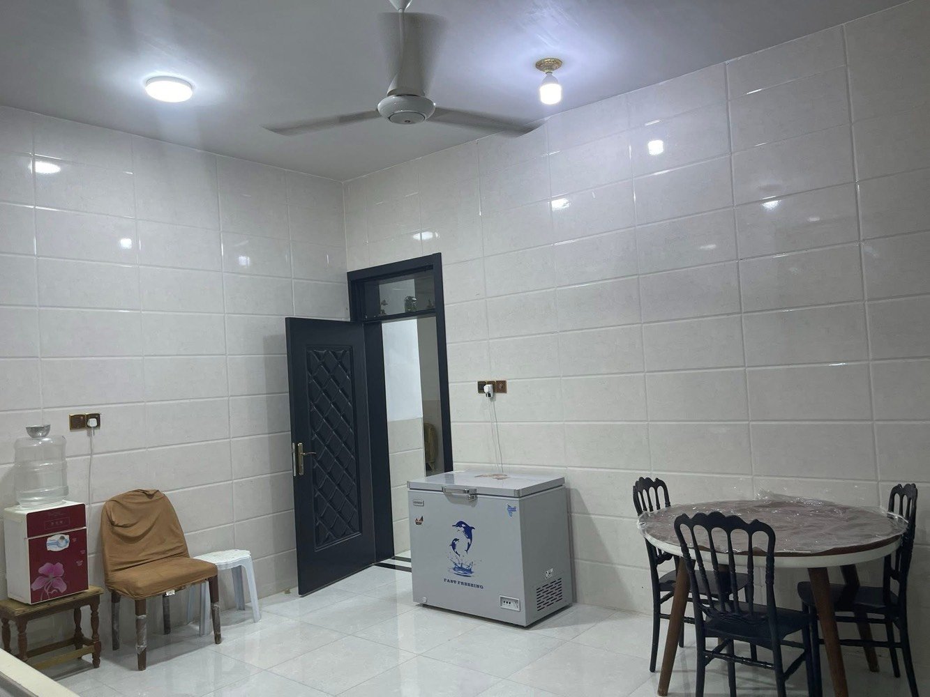 دار للبيع المساحة 200م
في 6 كيلو قرب ماركت زنبيل 
طابو صرف بأسمي 
الوجه 10 والنزال 20 
يتكون من كراج واستقبال وكيلدور 
وصالة كبيرة ومطبخ وغرف 2 ومناور 2 وصحيات داخلية وخارجية 
البيت جديد بناء سنة 2023 
للاستفسار الاتصال على الرقم *********** متوفر واتساب 
السعر 110 
البيع نقد فقط