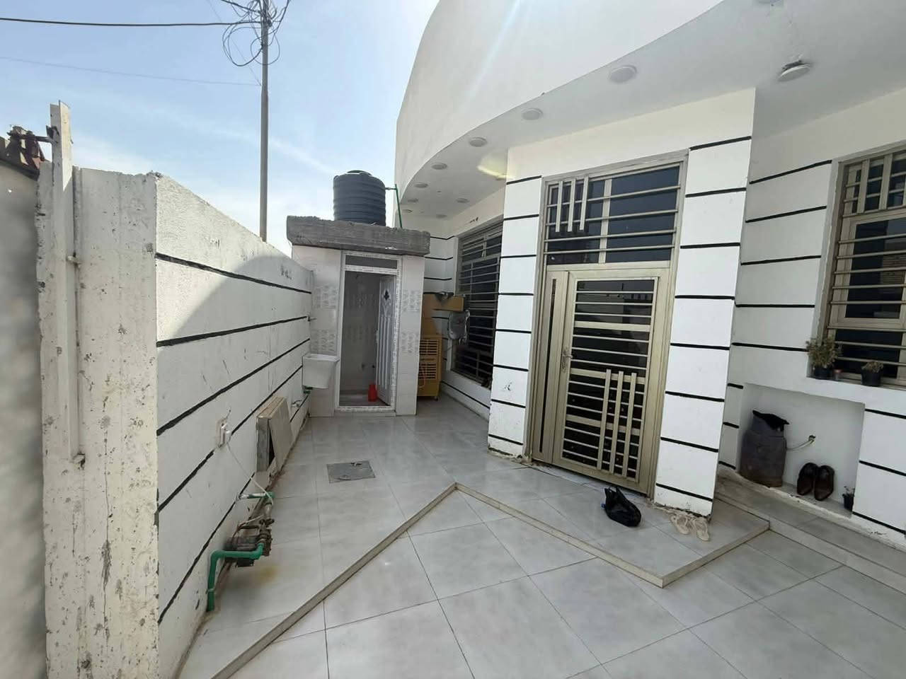 السلام عليكم بيت حديث بناء جديد مساحه 200متر طابو زراعي سند25 كامل خدمات تبليط ومجاري وكهرباء ومي  وبناء رفت وطابوك وسطح صب  السعر 85 وبي مجال قليل واحلى من التصوير بعد تجي وتشوفه بالعين احلى تفاصيل واي استفسار على الرقم اللي موجود.. ***********. منطقة العهد وره ابو فياض مقابيل فلكه الزعيم.
