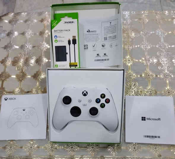 السلام عليكم جويستك اكس بوكس سيريس مع بطاريه جوستك اصليه بعده جديده بل كارتون استخدام سبوعين  فقط السعر 60 الف العنوان بغداد الامين الثانيه رقم الهاتف ***********
