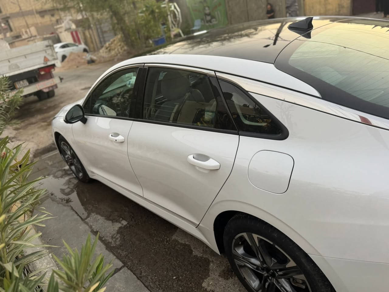 السلام عليكم
K5 2023
مواصفات EX فول للاخير اي نقص مابيهه 
مكينه 1600 تيربو 
رقم بغداد السياره حره تحويل ثاني يوم
حادث بنيد فقط انطيك رقم الشاصي وين متفحص افحص ماشيه 9700m بعدهه زيرو 
مكان بغداد الرصافه
***********
200$ وبيهه مجال
