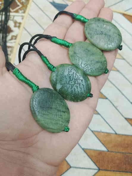 يا الله سلام عليكم اخوان متوفر حجر اليشم قلائد منقوش عليه آيات قرآنية من جهتين ايات الحفض و آيات الشفاء 
جمله و مفرد 
و متوفر خدمه توصيل جميع محافظات العراق 🚚
للاستفسار مراسله الصفحه او الاتصال على الرقم ***********
