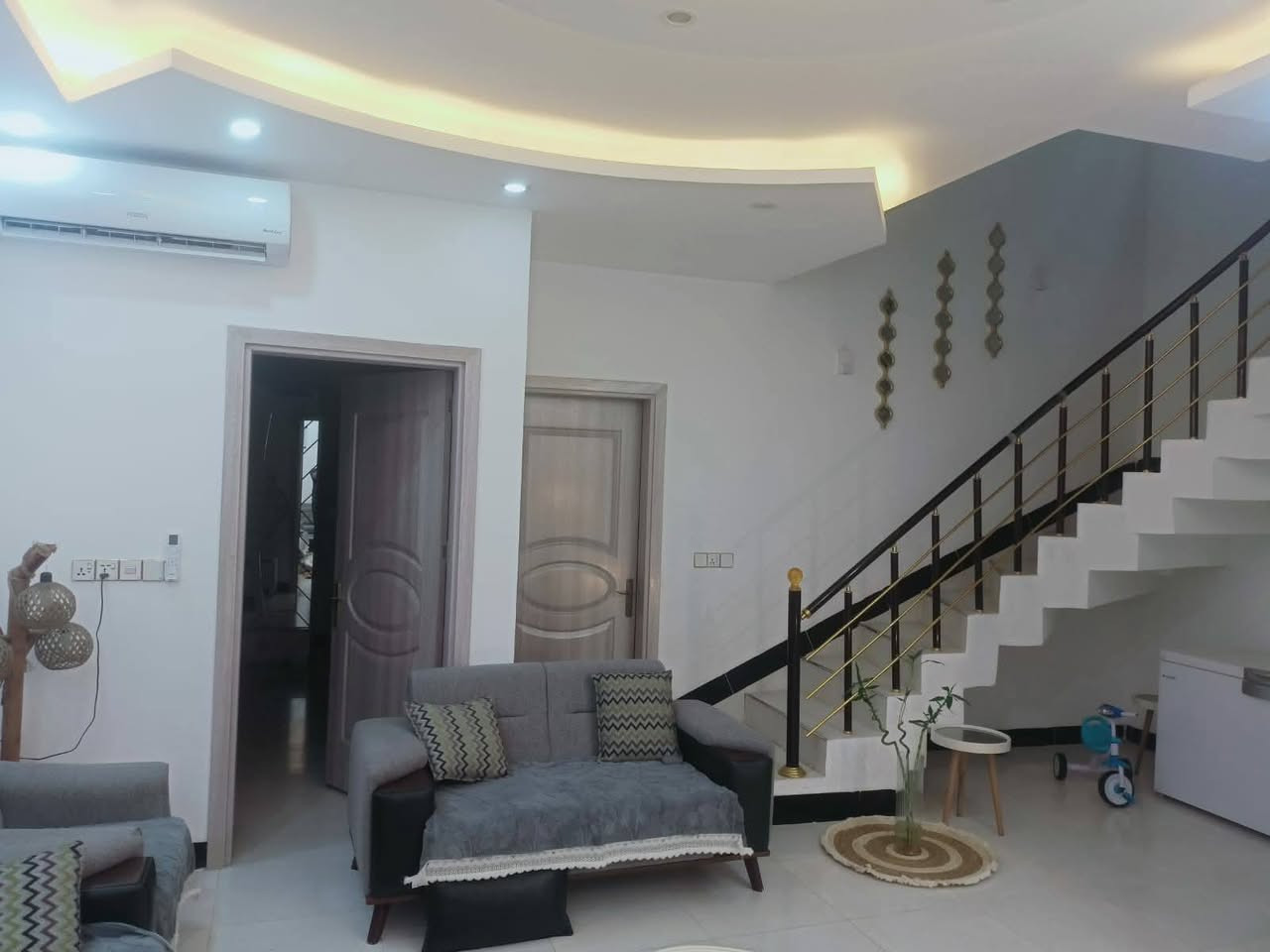 دار للبيع زراعي مساحة 200متر طابقين موقع حي واسطي خلف معرض فراس الحمداني غرفتين نوم واستقبال هول مطبخ وصحيات كراج البيت فول سيراميك سقف مغربي ثانوي اي استفسار عله خاص او اتصل ***********
