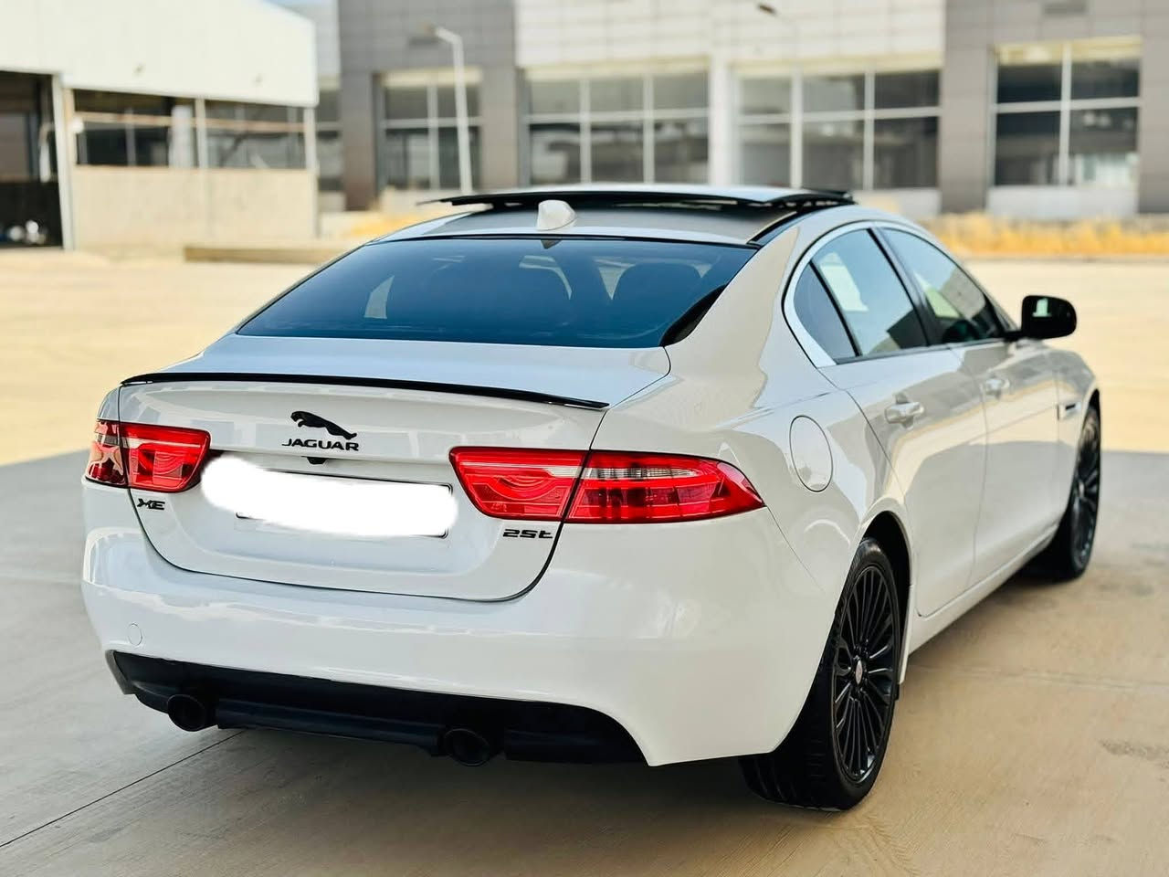 سلام عليكم من رخصت مدير الكروب سياره جاكوار موديل 17،،
سياره فول مواصفات ،،
رقم اربيل..
فتحه سقف،،
تحكم ستيرن كشنات كهرباء ،،
مكينه 6سلندر سوبر جارج..
سبورت رياضي صوت عالي كاتم..
مضخم سماعات ..
عازل الصوت
عداد الكتروني كير ماوس ..
 مانع انزلاق قياده ذاتيه ..
هواي مواصفات بيه ماذاكرهن فقط الجناي يعرفهن 
عنوان بغداد ..رقم الهاتف ***********،،
