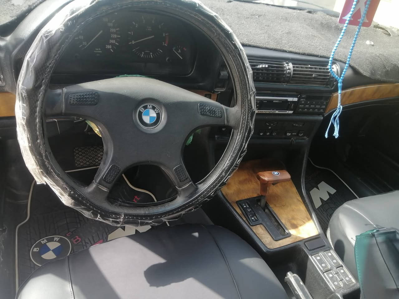 السلام عليكم 735موديل 1991محرك كير مكفول تخم تاير جديد تبريد جديد بريفه منضومه جديد بانزين منضومه جديد كهربائيات كله شغال صدره نضيفه كشره نضيفه واحله من الصور بعد داخل جلد اسود ارضيه جلد  ٧٠وبيه مجال اليعجبه بتصل وبيه خير ويدلل ***********
