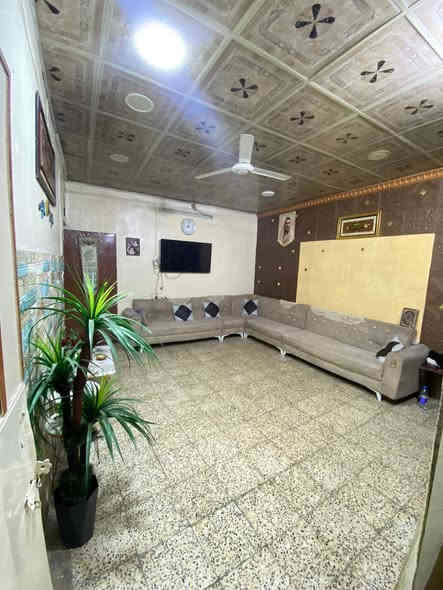 بيت ١٠٠ متر  للبيع طابو صرف مسلح يتكون من غرفتين وحدة فوك وغرفة أرضية وهول بيت نظيف قرب مطعم الرياضي سعرة ١١٥مليون
***********
